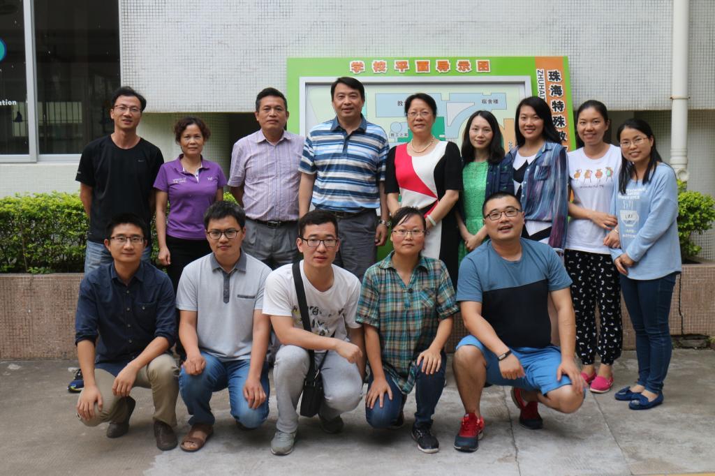 与珠海市特殊教育学校校领导及校友合影