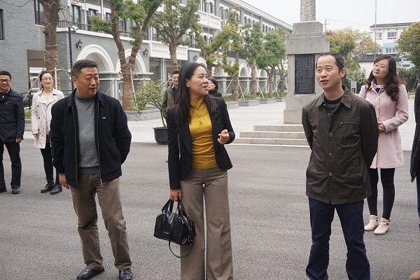 罗丽华一行参观苏州一中校园